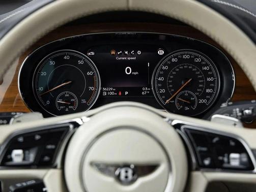 Ghost White 3 Coat Pearlescent 2018 Bentley Bentayga Onyx Edition