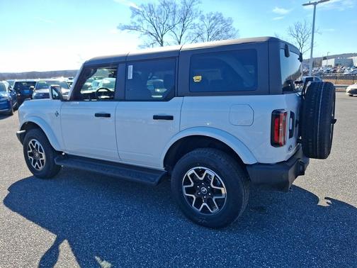 Oxford White 2026 Ford Bronco Outer Banks
