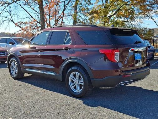 BURGUNDY VELVET MET TINT CC 2022 Ford Explorer XLT