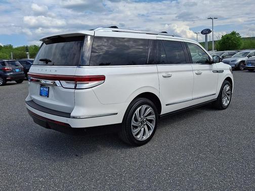 Pristine White Metallic Tri-Coat 2023 Lincoln Navigator Reserve