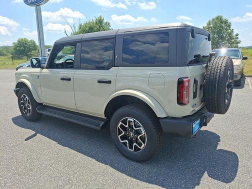 Desert Sand 2026 Ford Bronco Outer Banks