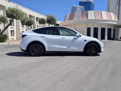Pearl White Multi-Coat 2022 Tesla Model Y Performance Dual Motor All-Wheel Drive
