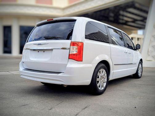 2016 Chrysler Town & Country Touring