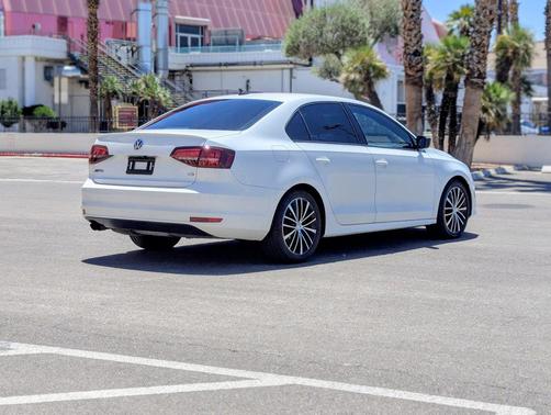 Pure White 2016 Volkswagen Jetta 1.8T Sport
