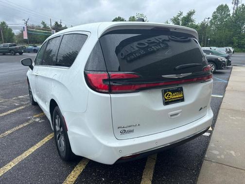 2023 Chrysler Pacifica Hybrid Touring L