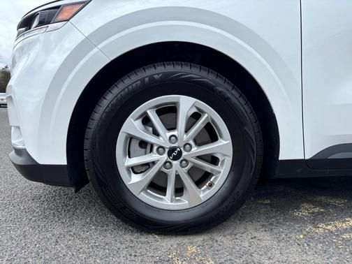 2024 Kia Carnival LX