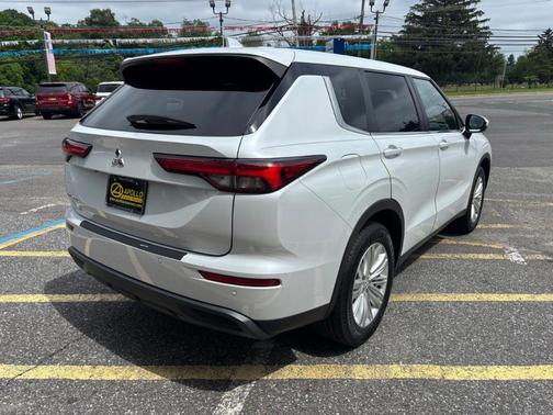 2022 Mitsubishi Outlander ES