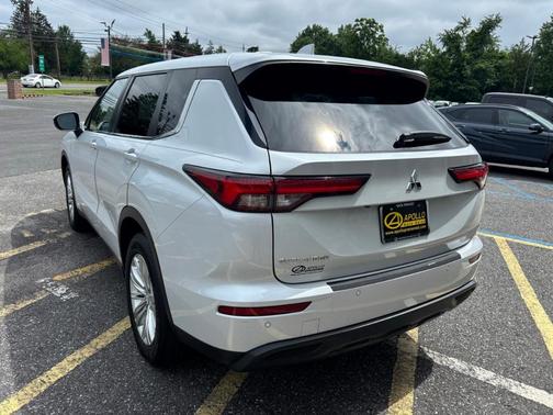2022 Mitsubishi Outlander ES