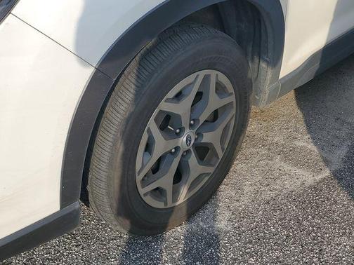 Crystal White Pearl 2020 Subaru Forester Premium