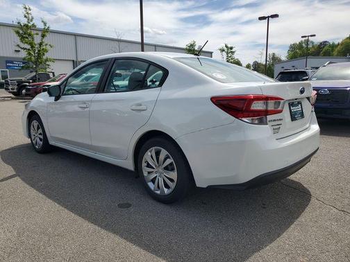 Crystal White Pearl 2018 Subaru Impreza 2.0i