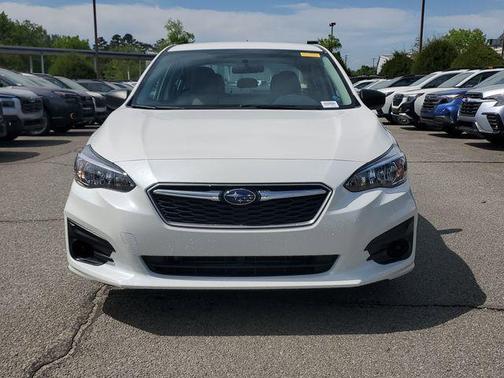 Crystal White Pearl 2018 Subaru Impreza 2.0i
