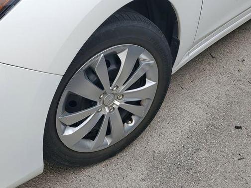 Crystal White Pearl 2018 Subaru Impreza 2.0i