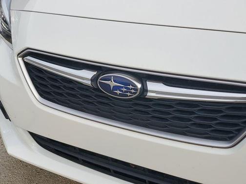 Crystal White Pearl 2018 Subaru Impreza 2.0i