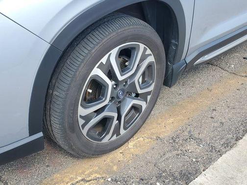 Ice Silver Metallic 2024 Subaru Ascent Limited 7-Passenger