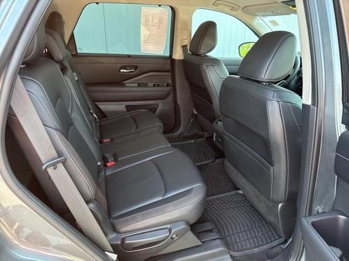 2022 Nissan Pathfinder SL 4WD