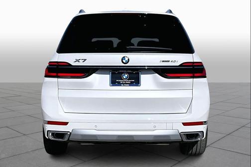 Mineral White Metallic 2026 BMW X7 xDrive40i