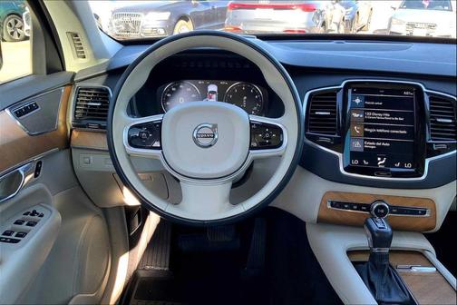 2022 Volvo XC90 T6 Momentum