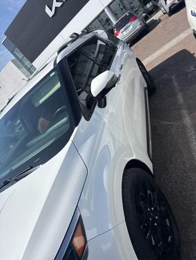 Snow White Pearl 2024 Kia Carnival SX