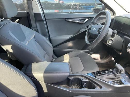 2023 Kia Niro LX