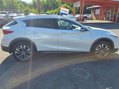White 2018 INFINITI QX30 LUXE