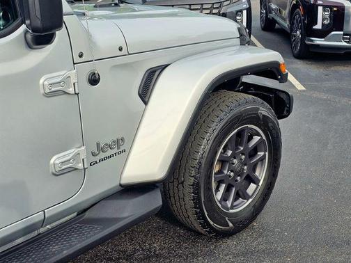 Silver Zynith Clearcoat 2022 Jeep Gladiator Overland