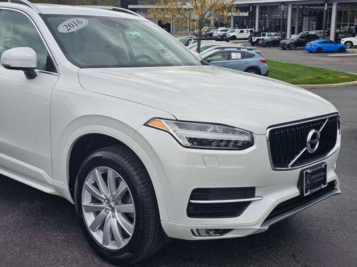 2016 Volvo XC90 T6 Momentum