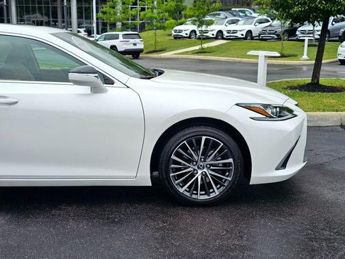 Eminent White Pearl 2023 Lexus ES 300h Base