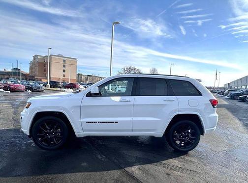 Bright White Clearcoat 2022 Jeep Grand Cherokee Laredo