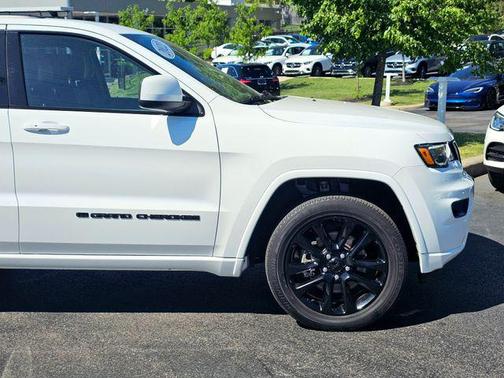 Bright White Clearcoat 2022 Jeep Grand Cherokee Laredo