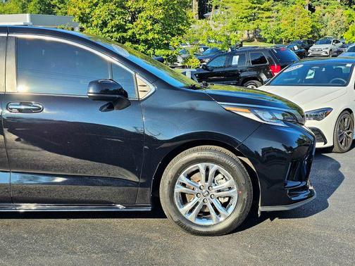 2022 Toyota Sienna XSE 7 Passenger