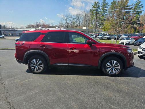 2023 Nissan Pathfinder SL 4WD