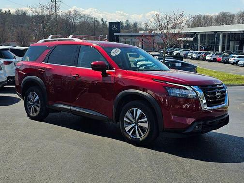 2023 Nissan Pathfinder SL 4WD