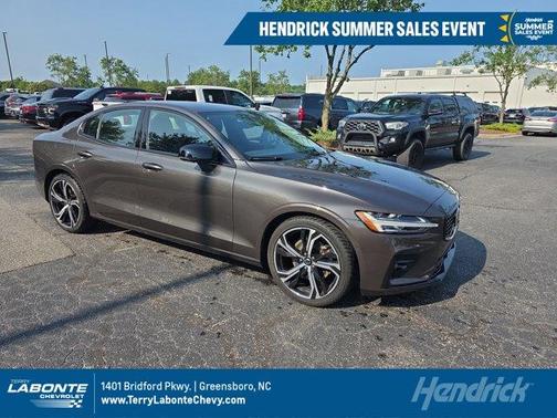 2024 Volvo S60 B5 Plus Dark Theme