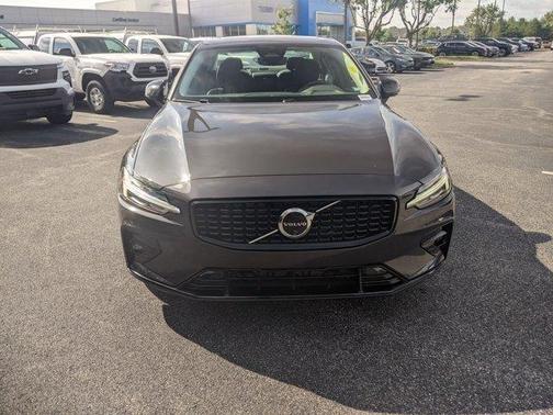 2024 Volvo S60 B5 Plus Dark Theme