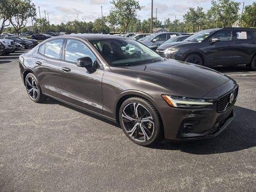 2024 Volvo S60 B5 Plus Dark Theme
