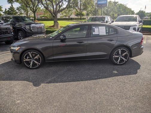 2024 Volvo S60 B5 Plus Dark Theme