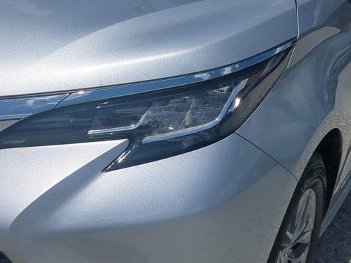 Celestial Silver Metallic 2021 Toyota Sienna XLE
