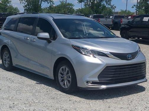 Celestial Silver Metallic 2021 Toyota Sienna XLE