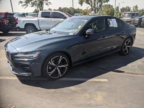 2024 Volvo S60 B5 Plus Dark Theme