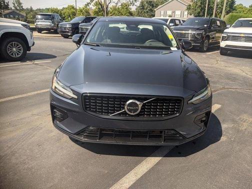 2024 Volvo S60 B5 Plus Dark Theme