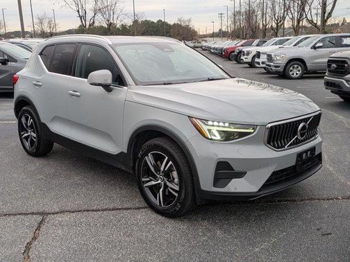 2025 Volvo XC40 B5 Core Bright Theme