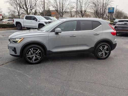 2025 Volvo XC40 B5 Core Bright Theme