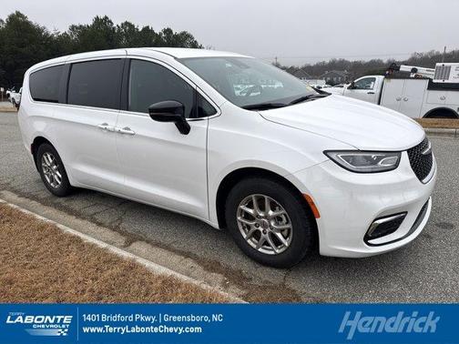 2025 Chrysler Pacifica Select