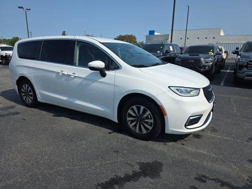 2023 Chrysler Pacifica Hybrid Touring L