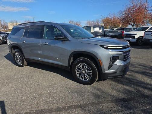 2025 Chevrolet Traverse LT