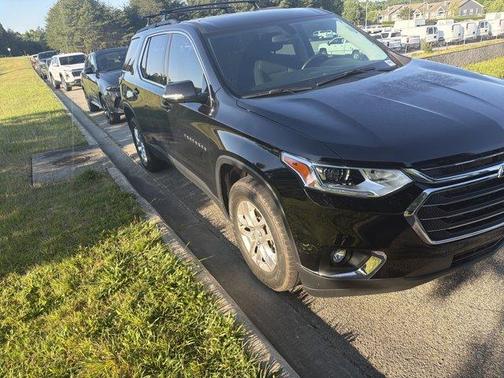 Mosaic Black Metallic 2020 Chevrolet Traverse LT Cloth