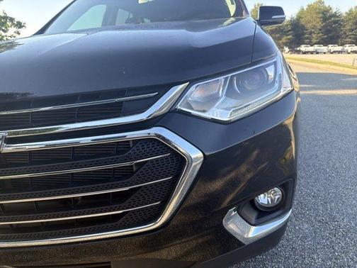 Mosaic Black Metallic 2020 Chevrolet Traverse LT Cloth