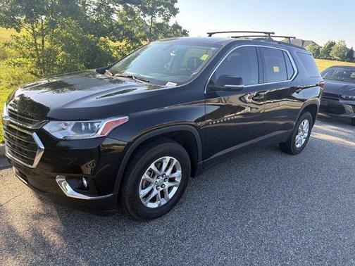 Mosaic Black Metallic 2020 Chevrolet Traverse LT Cloth
