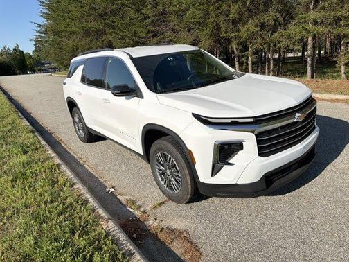 Summit White 2026 Chevrolet Traverse LT