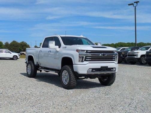 Summit White 2022 Chevrolet Silverado 2500 High Country